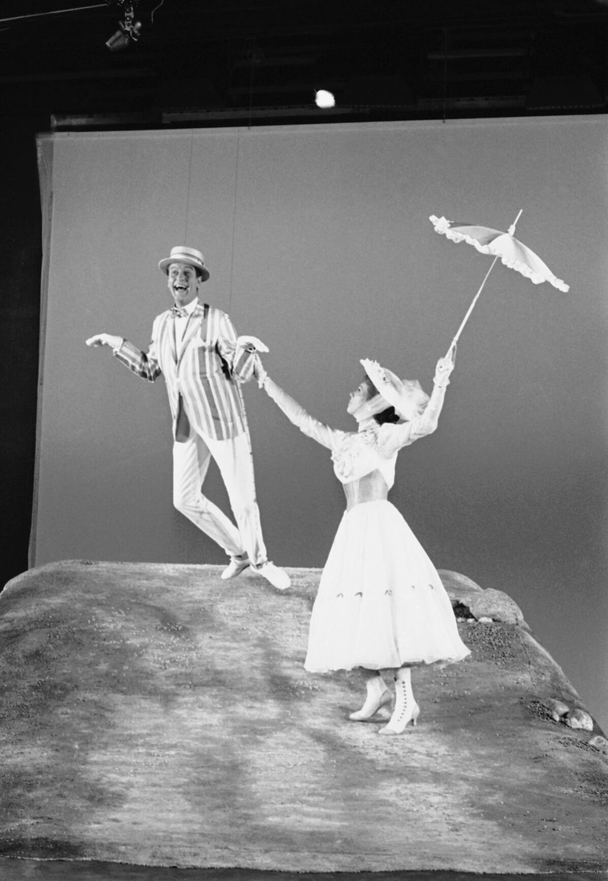 1963: Dick Van Dyke and Julie Andrews in musical "Mary Poppins"